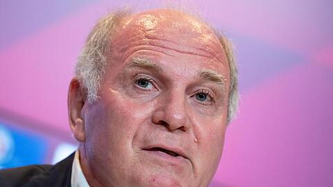 Uli Hoeneß spricht zur Presse.