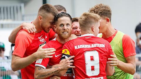 Die Kaiserslauterner bejubeln den Torschützen Mike Wunderlich (M) nach seinem Treffer zum 2:1.