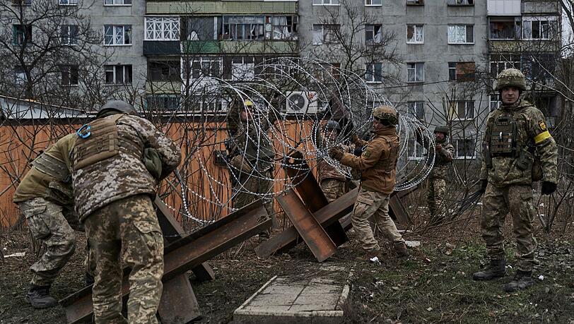 Ukrainische Soldaten bereiten in der Stadt Bachmut Barrikaden vor.