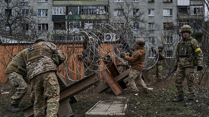 Ukrainische Soldaten bereiten in der Stadt Bachmut Barrikaden vor.
