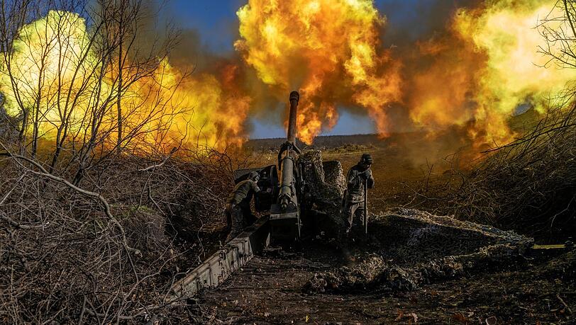 Ukrainische Artillerie feuert während der Kämpfe um die Stadt Bachmut auf eine russische Stellung.