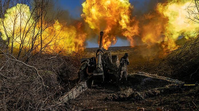 Ukrainische Artillerie feuert während der Kämpfe um die Stadt Bachmut auf eine russische Stellung.