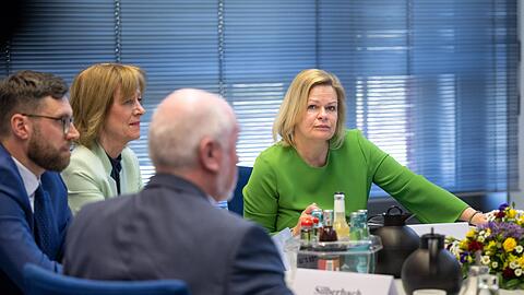 Nancy Faeser (r, SPD), Bundesinnenministerin, und Karin Welge, Präsidentin der Vereinigung der kommunalen Arbeitgeberverbände, bei den Tarifverhandlungen für den öffentlichen Dienst.