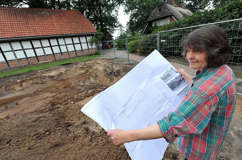 Der Hausbau beginnt mit dem Aushub und für viele Käufer schlüsselfertiger Immobilien mit einer bösen Überraschung: Die Position &bdquo;Aushub" ist im Bauvertrag oft nicht aufgeführt.