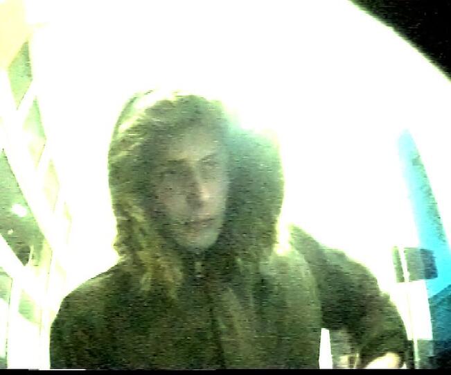 Mit diesen Fotos fahndete die Polizei: Ermittlungen in dem Raubmord hatten ergeben, dass es durch unbekannte Täter am 09.01.2012 und 10.01.2012 zu Geldabhebungen vom Konto des Opfers in Coswig (Anhalt), Wittenberg und Potsdam
kam. Am 10.01.2012 wurden die Geldkarten des Opfers in Potsdam und Prenzlau zum Einkaufen genutzt. Gegen drei mutmaßliche Täter sind nun Haftbefehle wegen Raubes mit Todesfolge und Betrugs erlassen worden, sagte Oberstaatsanwalt Christian Preissner am Donnerstag in Dessau.