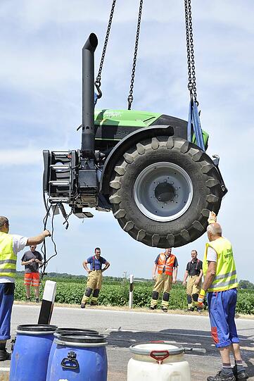 Spektakuläre Fotos von der Bergung: Ein Lieferwagen ist in Ismaning gegen einen Traktor gedonnert. Dabei ist die Zugmaschine in der Mitte auseinander gebrochen!