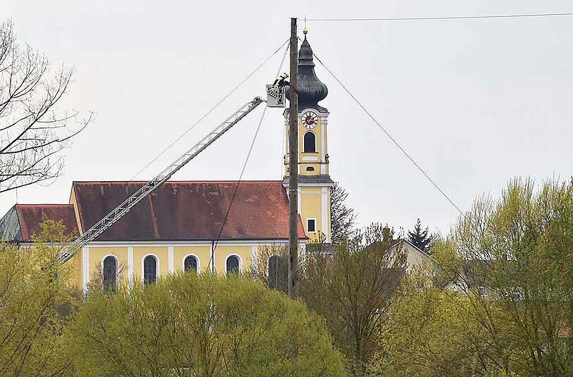 Bilder vom Großeinsatz in Mariaposching an der Donau. Am Dienstag ist hier eine Fähre gesunken &ndash; die Bergungsarbeiten sind aufwendig.
