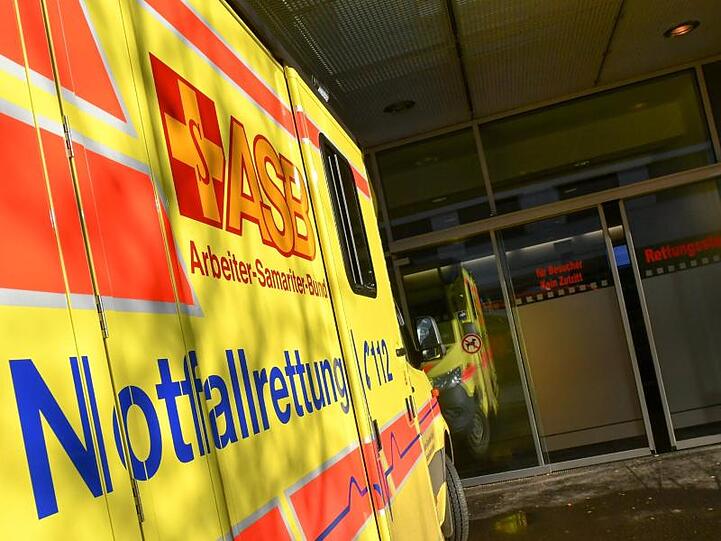Ein Rettungswagen steht bereit. Foto: Jens Kalaene/zb/dpa