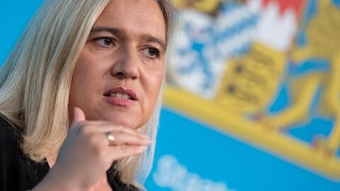 Melanie Huml kritisiert Führungsriege des FC Bayern München: "Laut Verordnung sind bei bundesweiten Sportereignissen grundsätzlich 1,5 Meter Mindestabstand vorgesehen." (Archivbild)