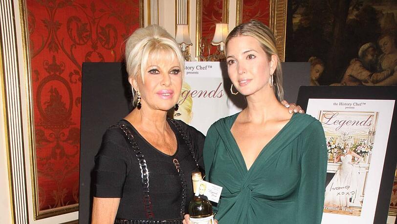Ivana Trump (l.) gemeinsam mit ihrer Tochter Ivanka bei einem gemeinsamen Auftritt im Jahre 2011.