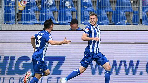 Leon Jensen (r) sorgte für das Karlsruher 1:0 gegen Eintracht Braunschweig.