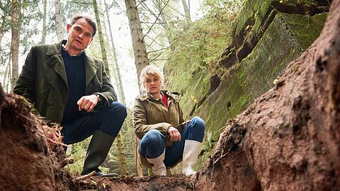 "Tatort: Ich sehe dich": Felix Voss (Fabian Hinrichs, l.) und Wanda Goldwasser (Eli Wasserscheid) blicken in die Grube, in der ein Toter gefunden wurde.
