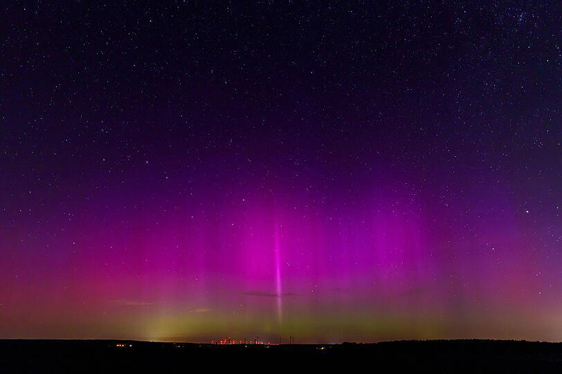 Polarlichter über Deutschland: Ein seltenes Himmelsphänomen erleuchtet den Nachthimmel.