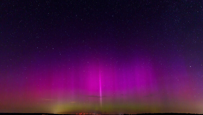 Polarlichter über Deutschland: Ein seltenes Himmelsphänomen erleuchtet den Nachthimmel. Polarlichter über Deutschland: Ein seltenes Himmelsphänomen erleuchtet den Nachthimmel.