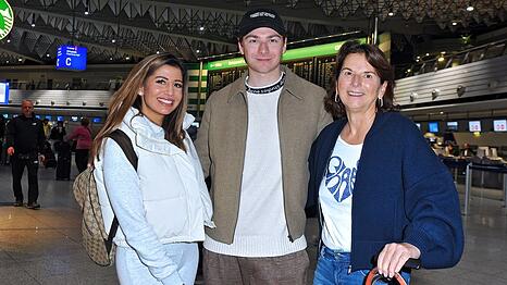 Claudia Obert (r.) ist die offizielle Dschungelbegleitung von Eva Benetatou, Oberts Partner Max Suhr reiste mit nach Australien.