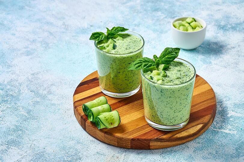 Eine kalte Wassermelonen-Suppe ist die perfekte Erfrischung an heißen Sommertagen. Für vier Portionen mixen Sie 150 Gramm Wassermelone mit Schale, 125 Gramm Himbeeren, 80 Gramm Quark, 30 Milliliter Leinöl und etwas gerösteten Schwarzkümmel im Mixer. Anschließend mit Zitronensaft, Zitronenabrieb, Salz und Pfeffer abschmecken und in kleinen Schüsseln servieren. Eine kalte Wassermelonen-Suppe ist die perfekte Erfrischung an heißen Sommertagen. Für vier Portionen mixen Sie 150 Gramm Wassermelone mit Schale, 125 Gramm Himbeeren, 80 Gramm Quark, 30 Milliliter Leinöl und etwas gerösteten Schwarzkümmel im Mixer. Anschließend mit Zitronensaft, Zitronenabrieb, Salz und Pfeffer abschmecken und in kleinen Schüsseln servieren.