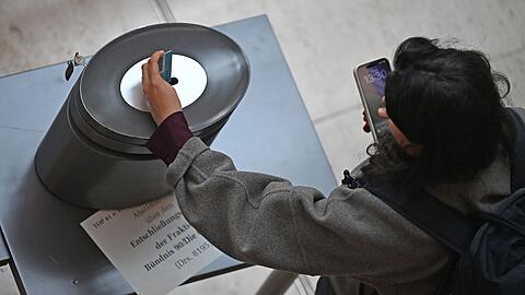 Bei einer namentlichen Abstimmung werfen die Abgeordneten personalisierte blaue (Ja), rote (Nein) oder wei&szlig;e (Enthaltung) Stimmkarten ein. (Archivbild)