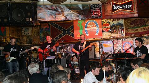 Der &bdquo;Pony Express&ldquo; in Aktion: Im Rattlesnake Saloon spielen sie oft, auch an der 27. Jubiläumsfeier im Februar.