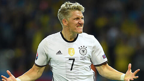 Dritter Ballkontakt, drin ist die Kugel: Bastian Schweinsteiger.