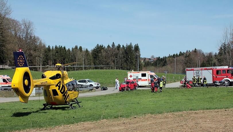 Trümmer auf der Staatsstraße 2093 bei Frasdorf. Hier verlor ein junger Motorradfahrer sein Leben - die Bilder vom Rettungseinsatz. Trümmer auf der Staatsstraße 2093 bei Frasdorf. Hier verlor ein junger Motorradfahrer sein Leben - die Bilder vom Rettungseinsatz.