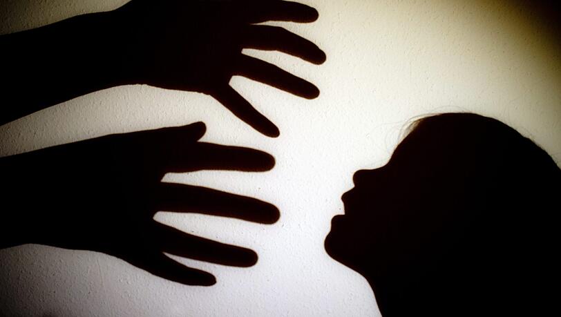 Der 42-Jährige räumt die Vorwürfe ein. Allerdings glaube er, dass es weniger Fälle als die 418 gegeben hat, die in der Anklageschrift aufgeführt sind. (Symbolbild) Der 42-Jährige räumt die Vorwürfe ein. Allerdings glaube er, dass es weniger Fälle als die 418 gegeben hat, die in der Anklageschrift aufgeführt sind. (Symbolbild)
