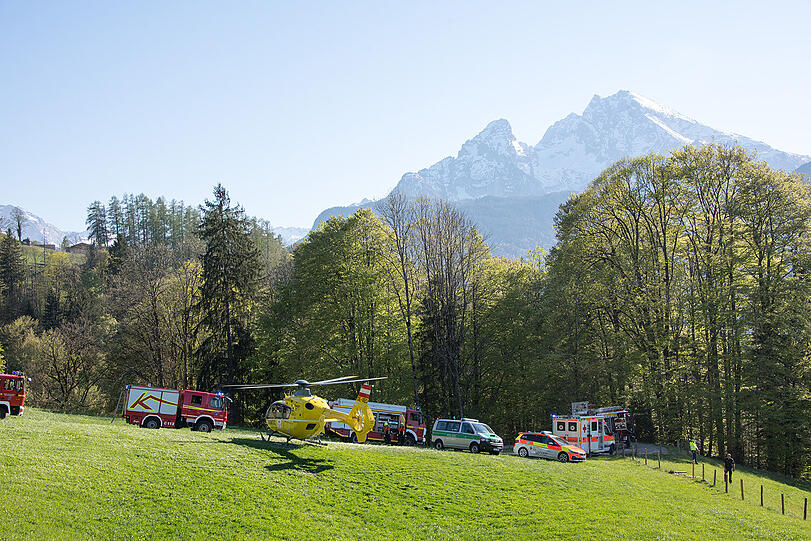 Ein Rettungshubschrauber flog sie ins Klinikum Salzburg.