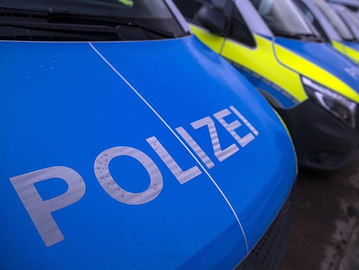 Der reflektierende Schriftzug "Polizei" ist auf einem Streifenwagen zu sehen. (Symbolbild)