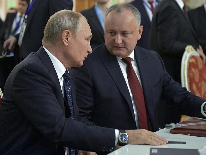 Wladimir Putin (l), Präsident von Russland, unterhält sich mit und Igor Dodon, Präsident der Republik Moldau.
