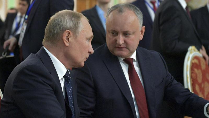 Wladimir Putin (l), Präsident von Russland, unterhält sich mit und Igor Dodon, Präsident der Republik Moldau. Wladimir Putin (l), Präsident von Russland, unterhält sich mit und Igor Dodon, Präsident der Republik Moldau.