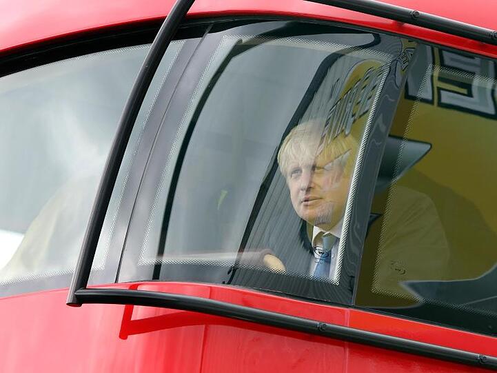 Boris Johnson, damaliger Bürgermeister von London, sitzt während eines Besuchs der Wrightbus-Werke in einem neuen Bus für London.