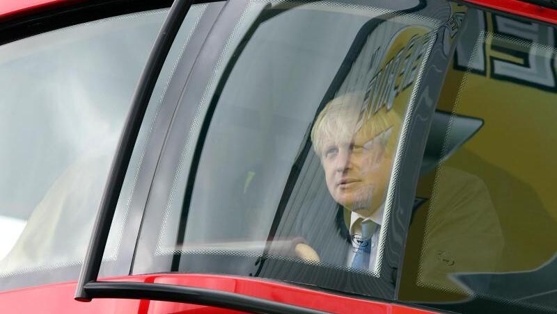 Boris Johnson, damaliger Bürgermeister von London, sitzt während eines Besuchs der Wrightbus-Werke in einem neuen Bus für London. Boris Johnson, damaliger Bürgermeister von London, sitzt während eines Besuchs der Wrightbus-Werke in einem neuen Bus für London.