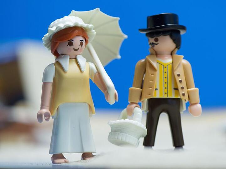 Eine weibliche und eine männliche Playmobilfigur stehen nebeneinander. Foto: Sebastian Kahnert/dpa-Zentralbild dpa-Zentralbild/dpa/Archivbild