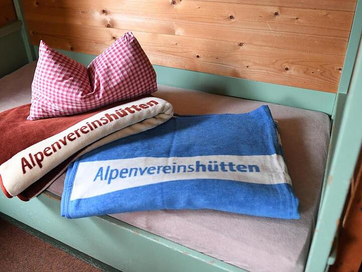 Ein Bett in einer Berghütte vom Deutschen Alpenverein. Foto: Angelika Warmuth/Archivbild