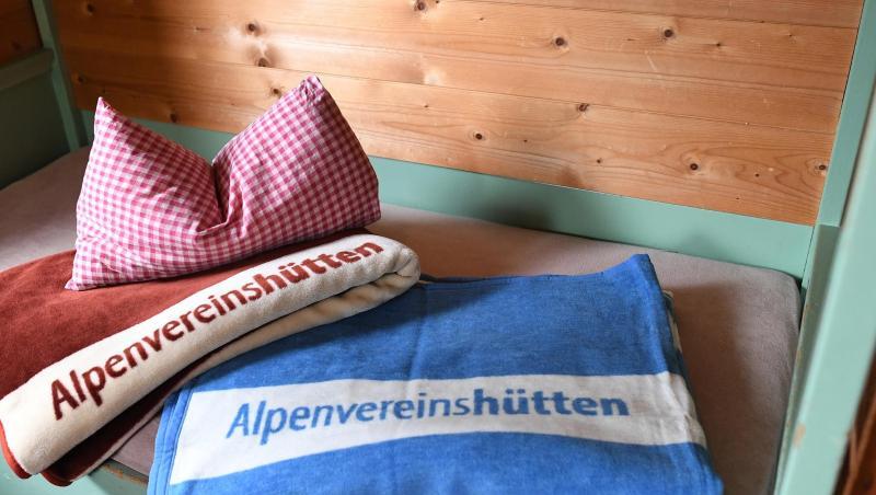 Ein Bett in einer Berghütte vom Deutschen Alpenverein. Foto: Angelika Warmuth/Archivbild Ein Bett in einer Berghütte vom Deutschen Alpenverein. Foto: Angelika Warmuth/Archivbild