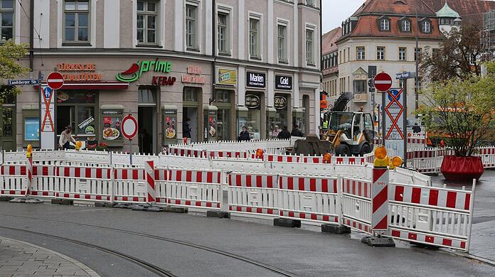 Mal wieder Baustelle: Am Pasinger Marienplatz geht es derzeit mal wieder chaotisch zu. Wie meistens, mögen jene hinzufügen, die oft hier sind.