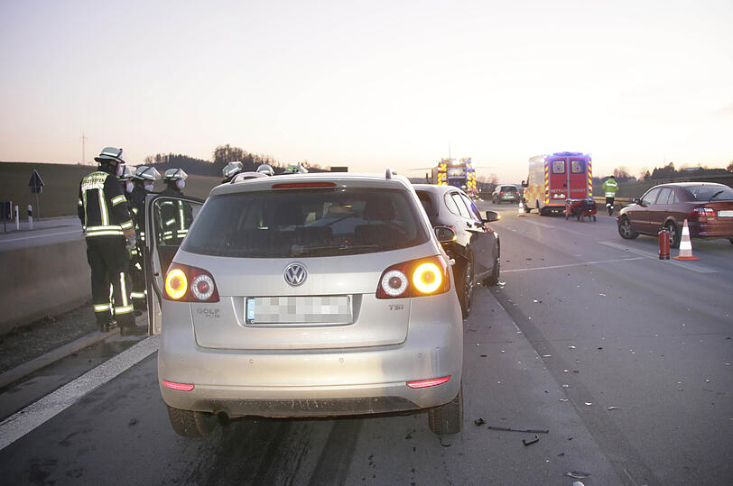 Die Feuerwehr Dorfen und die Autobahnmeisterei Ampfing mussten die  Fahrbahn in Richtung München für etwa zwei  Stunden komplett sperren.