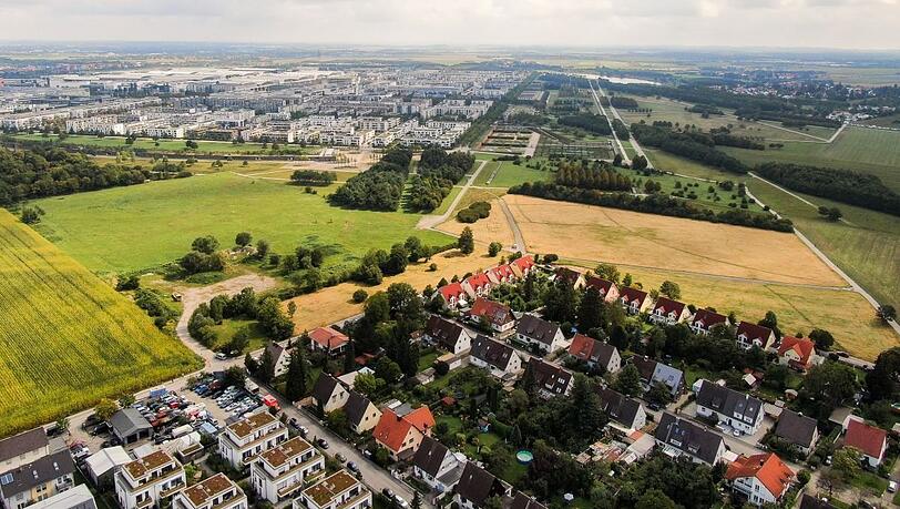 Auf diesen Ackerflächen soll der fünfte Bauabschnitt Messestadt Riem realisiert werden. Wegen des Grünflächenbegehrens geht das aber nicht mehr einfach so.