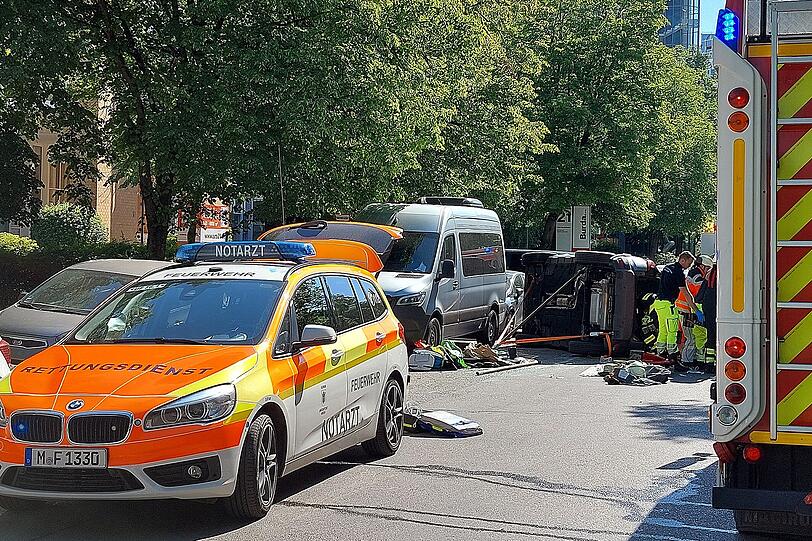 Einsatzkräfte der Feuerwehr befreiten den Mann zusammen mit dem Rettungsdienst aus seinem Wagen.