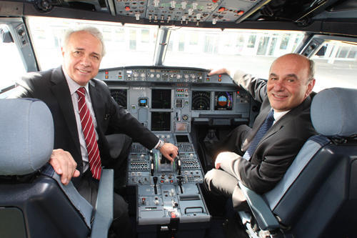 Sie steuern den Airport &ndash; und blicken optimistisch in die Zukunft: Nürnbergs Flughafen-Bosse Karl-Heinz Krüger (links) und Harry Marx.