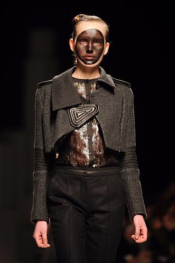 Bei der Fashion Week in Paris geht der Trend vieler Designer immer mehr zu wenig Stoff und viel Haut. Beispiele gefällig? Die Bilder vom Laufsteg.