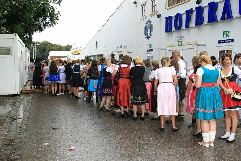 Viele Dirndl, ein Bedürfnis: Hier warten Damen an den Außentoiletten vor dem Hofbräuzelt.