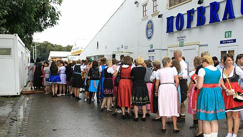 Viele Dirndl, ein Bedürfnis: Hier warten Damen an den Außentoiletten vor dem Hofbräuzelt.