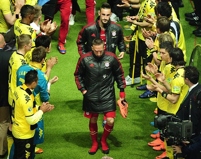 Bitterer Weg für Franck Ribery durch das Spalier der Pokalsieger. Aber geschenkt! Nur eine Woche später kann der FC Bayern alles vergessen machen &ndash; mit einem Sieg im Champions League Finale gegen den FC Chelsea.