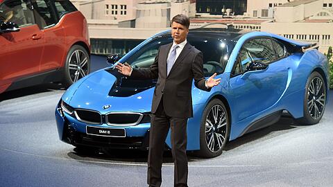 Schock bei der IAA Frankfurt: BMW-Chef Harald Krüger bricht mitten während seiner Rede zusammen.