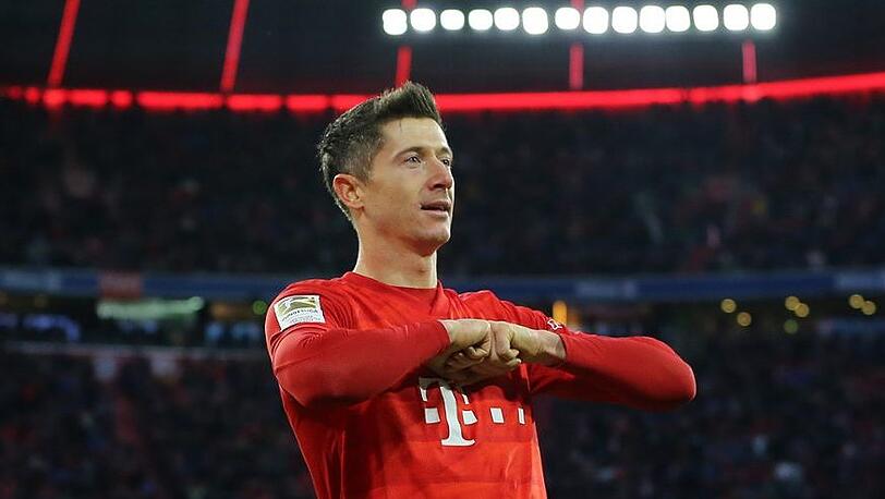 Torjäger in Triumphpose: Bayerns Robert Lewandowski trifft gegen Bremen zum 2:1 und 4:1. Mit nun 220 Bundesliga-Toren überflügelt er seinen Ex-Trainer Jupp Heynckes in den Rekordlisten.