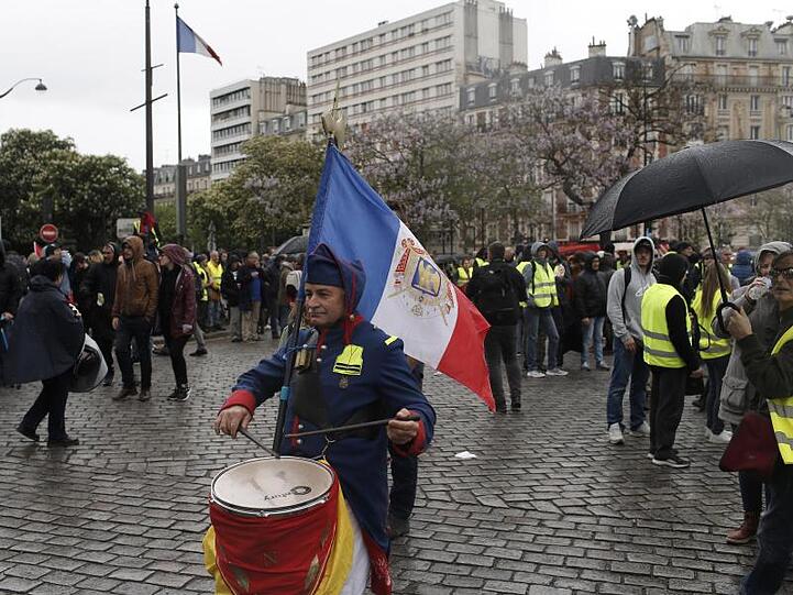 "Gelbwesten"-Protestler als napoleonischer Soldat verkleidet in Paris. Die Demonstranten gehen seit fünf Monaten jeden Samstag auf die Straßen.