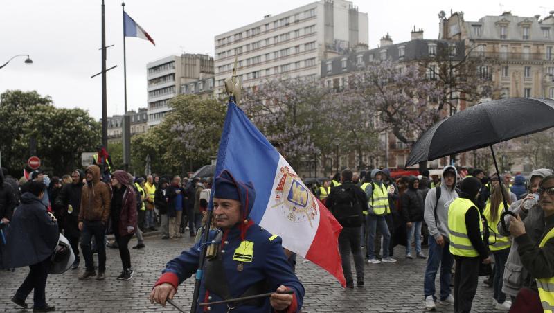 "Gelbwesten"-Protestler als napoleonischer Soldat verkleidet in Paris. Die Demonstranten gehen seit fünf Monaten jeden Samstag auf die Straßen. "Gelbwesten"-Protestler als napoleonischer Soldat verkleidet in Paris. Die Demonstranten gehen seit fünf Monaten jeden Samstag auf die Straßen.
