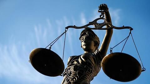 Eine Statue der Justitia hält eine Waage in der Hand. Foto: David-Wolfgang Ebener/dpa/Archivbild