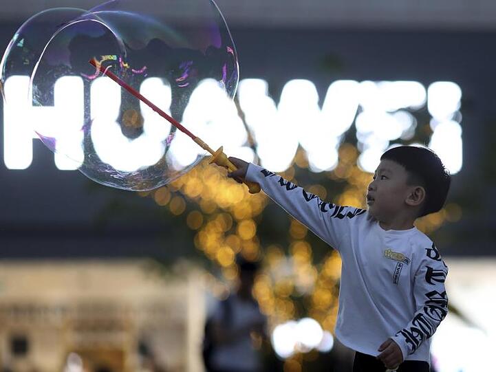 Die USA hatten Huawei auf eine schwarze Liste von Unternehmen gesetzt, deren Geschäftsbeziehungen zu US-Partnern strengen Kontrollen unterliegen.