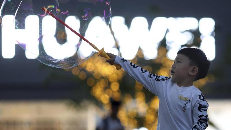 Die USA hatten Huawei auf eine schwarze Liste von Unternehmen gesetzt, deren Geschäftsbeziehungen zu US-Partnern strengen Kontrollen unterliegen. Die USA hatten Huawei auf eine schwarze Liste von Unternehmen gesetzt, deren Geschäftsbeziehungen zu US-Partnern strengen Kontrollen unterliegen.